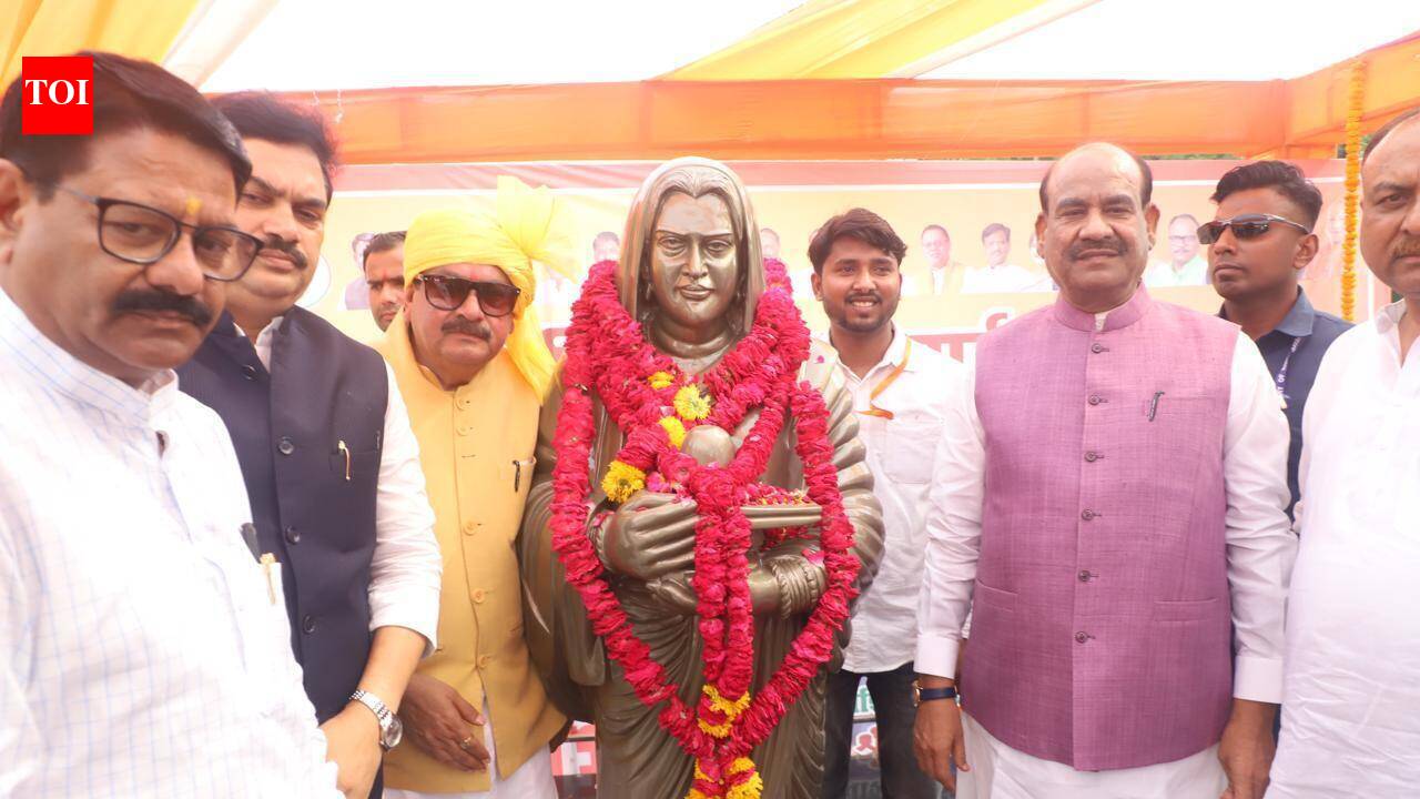 Birla unveils Ahilyabai Holkar’s statue in Agra