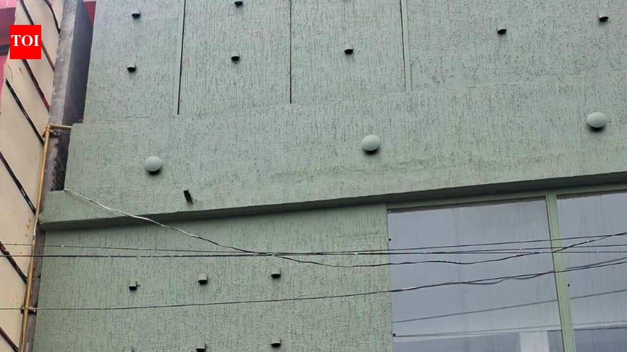 UP restaurant owner dies after neck gets stuck in service lift for 30 mins