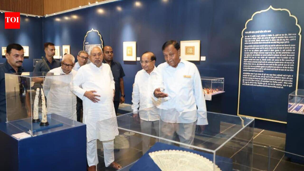 Nitish visits Bihar Museum, explores special exhibition