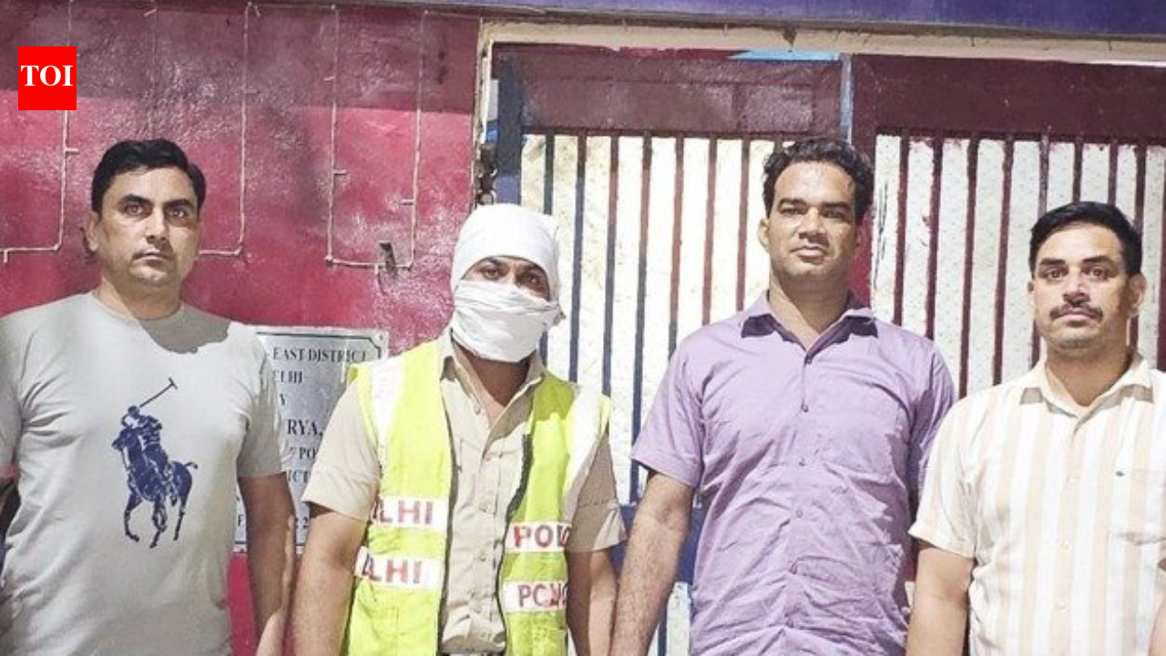Shahrukh Khan: Fake cop, real khaki: Civil defence volunteer held for posing as Delhi Police constable with 'Shahrukh Khan' name badge | Delhi News - The Times of India