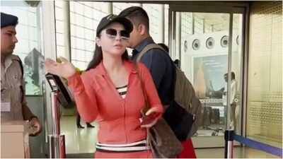 Preity Zinta's airport video goes viral after security officer asks her to remove sunglasses, internet applauds 'No special treatment'
