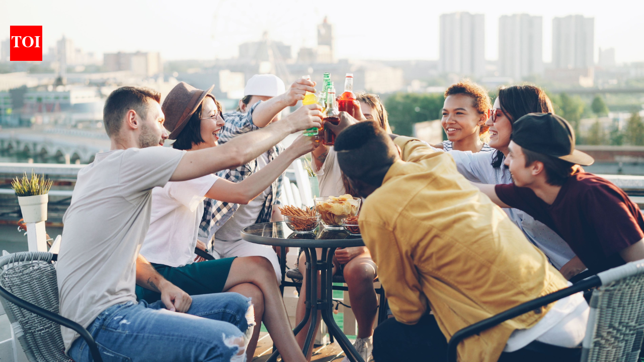 Psychology says adults who keep different friend groups separate aren’t being fake: Research suggests different social settings bring out different parts of the same identity