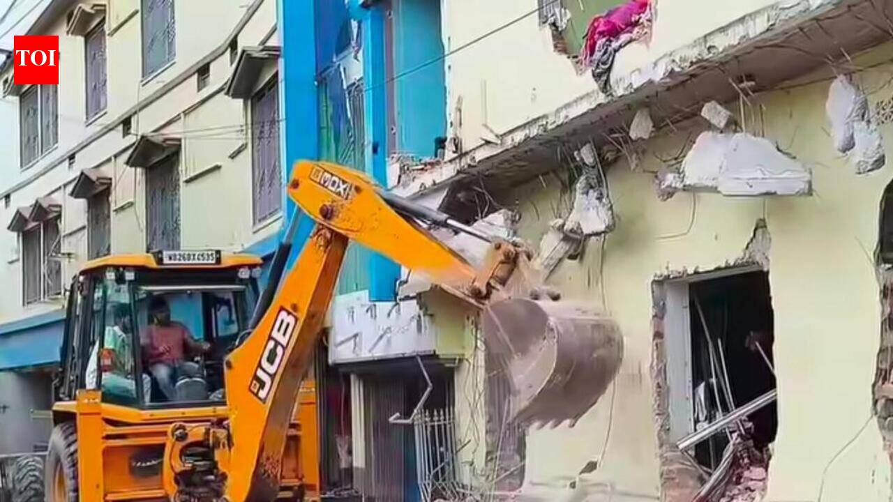 State begins demolishing 2 illegal hotels on banks of Ichhamati in Taki