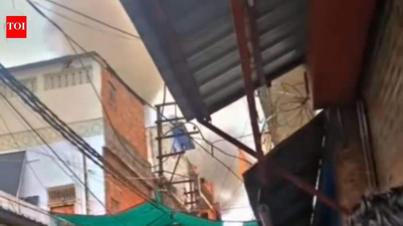 Paint shop catches fire in Jhansi's old city, none injured
