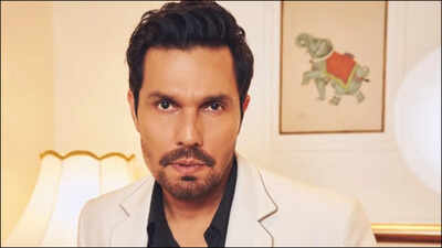 Randeep Hooda braves Mumbai rains by traveling in metro: 'Highway' actor's video goes viral online