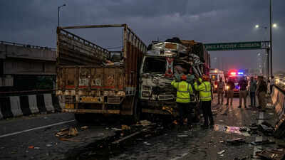 Driver dies after collision of two trucks in Gurgaon on Binola flyover