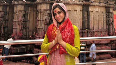 Uorfi Javed visits Kamakhya Devi Temple in Guwahati; Seeks divine blessings