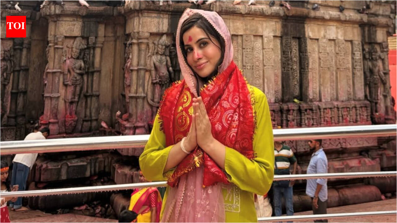 Uorfi Javed visits Kamakhya Devi Temple in Guwahati; Seeks divine blessings