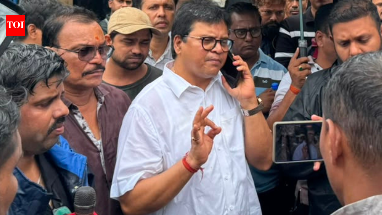 Mumbai's deputy mayor calls for municipal commissioner's resignation; safety measures questioned after man dies in manhole