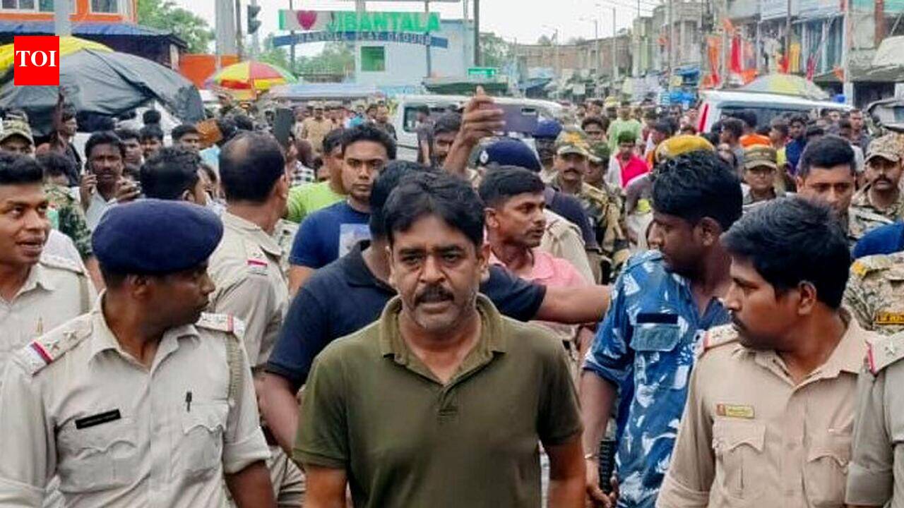 Cops parade ex-MLA Saokat in Jibantala for crime scene reconstruction