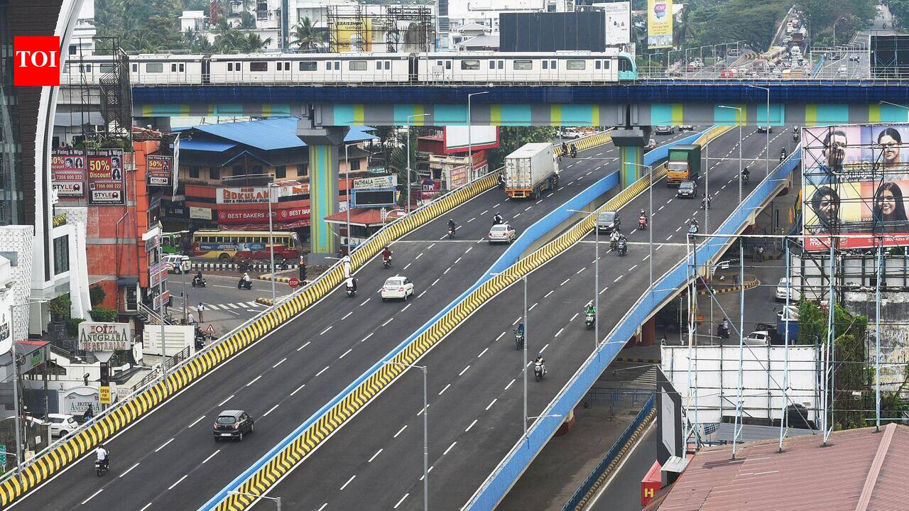 Speeding truck rams barricade at Vyttila flyover