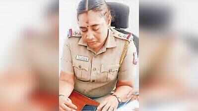 Two women sub-inspectors of Thirumullaivoyal station arrested while accepting bribe