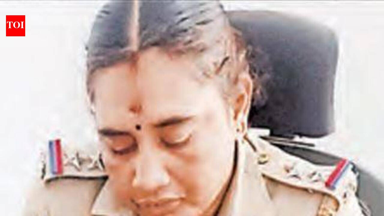 Two women sub-inspectors of Thirumullaivoyal station arrested while accepting bribe