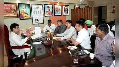 Mayor assures action on pending employee demands