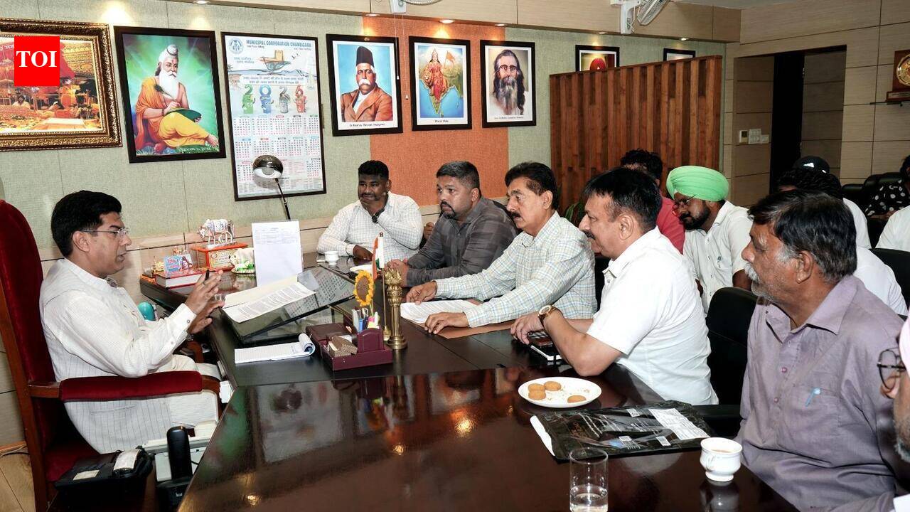 Mayor assures action on pending employee demands
