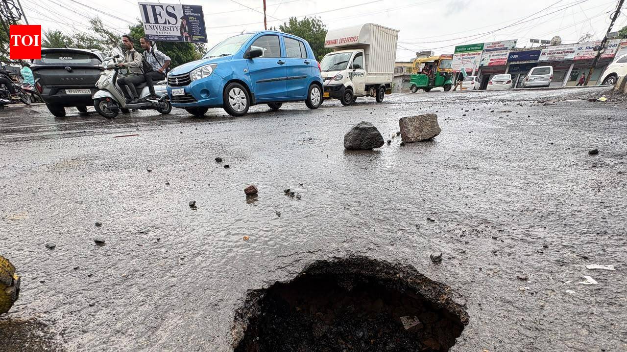 Shahpura road sinks, leaving dangerous hole at busy intersection
