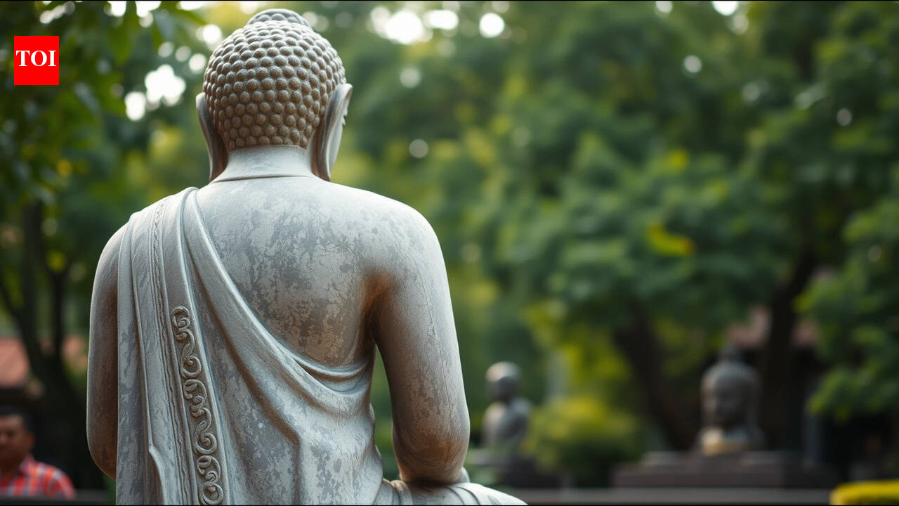 Religious proverb of the day from Thailand: "Paste gold leaf onto the back of a Buddha statue" inspires us to do good when no one is watching