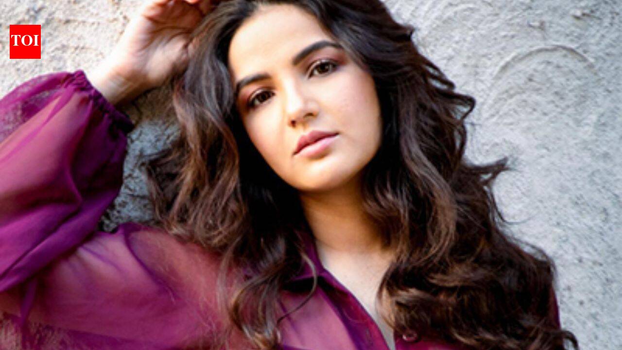 Jasmin Bhasin shares a fresh health update after hospitalisation, says ‘No stress, no danger’