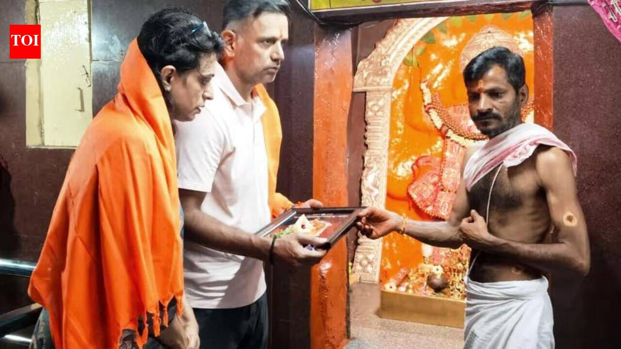 Rahul Dravid, wife offer prayers at Anjanadri temple