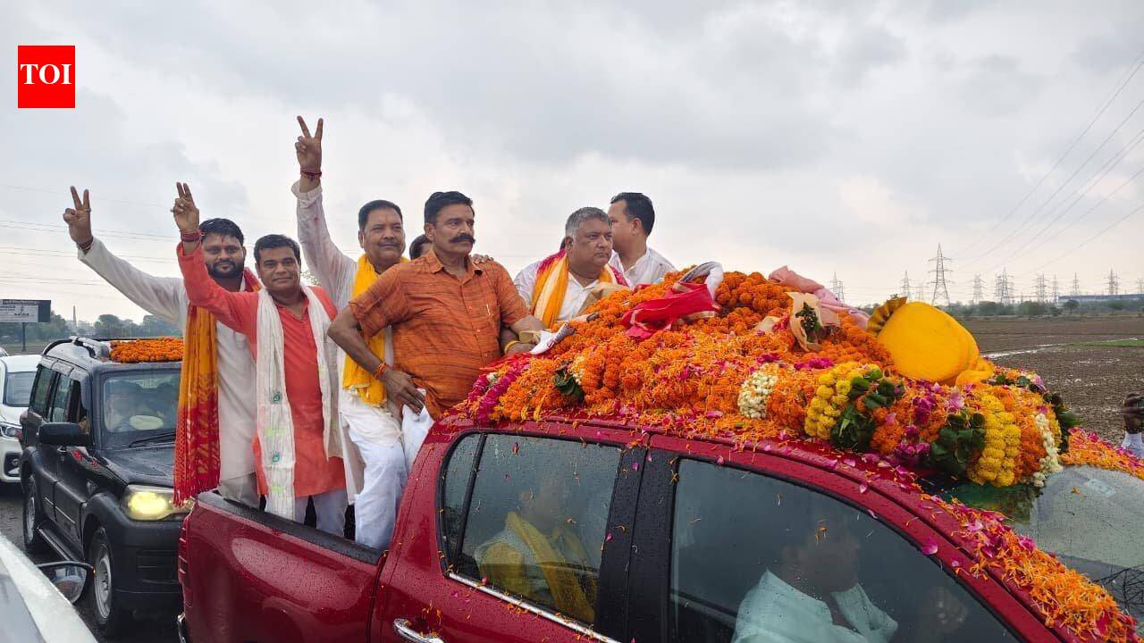 TET aspirants blame political convoy for missing exam, seek fresh chance