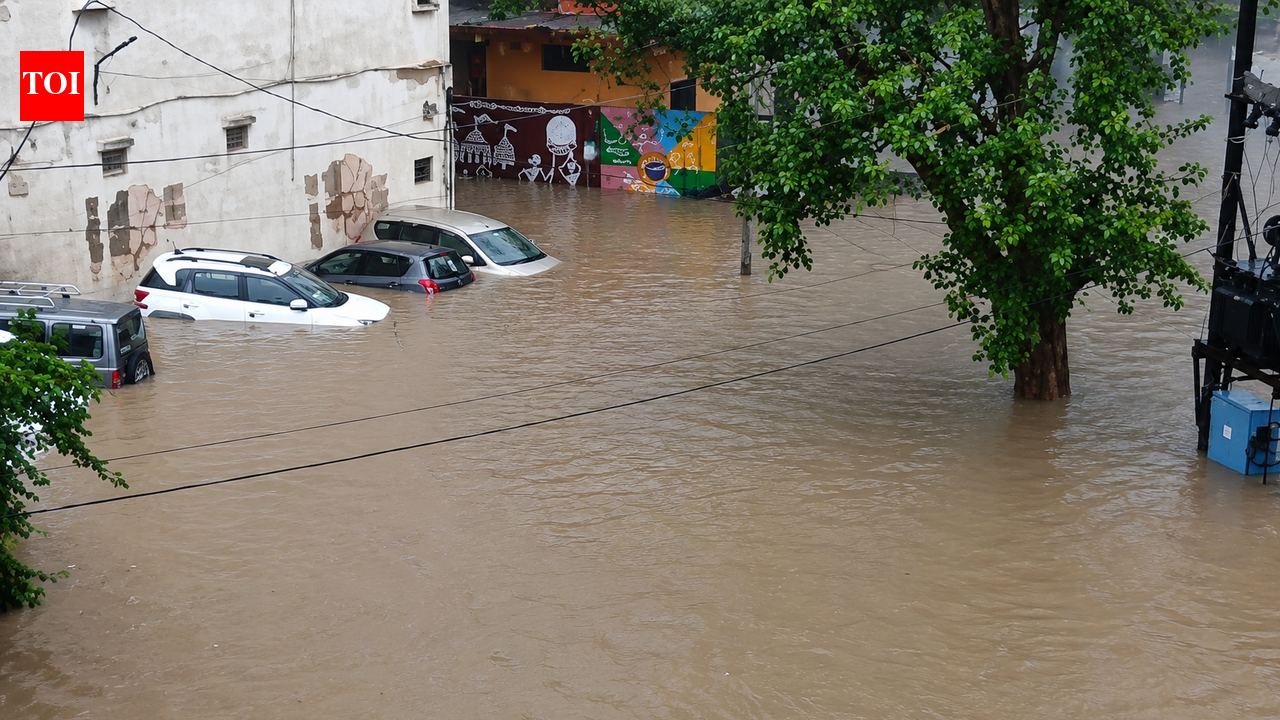 Torrential rain batters Sendhwa town, floods low-lying areas