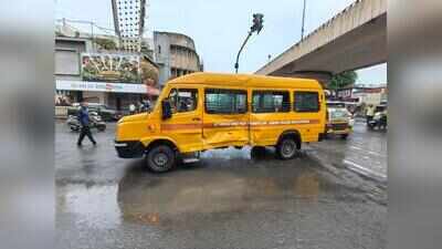 Aapli Bus collides with bus, 4 coaching class students injured