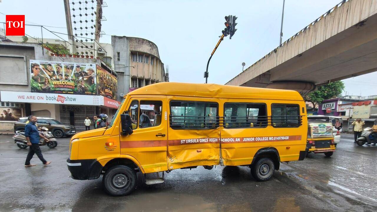 Aapli Bus collides with bus, 4 coaching class students injured