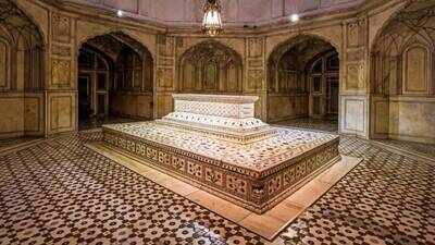 Why were Mughal emperor Jahangir's intestines buried in Rajouri while his body was laid to rest in Lahore? The story behind his two graves