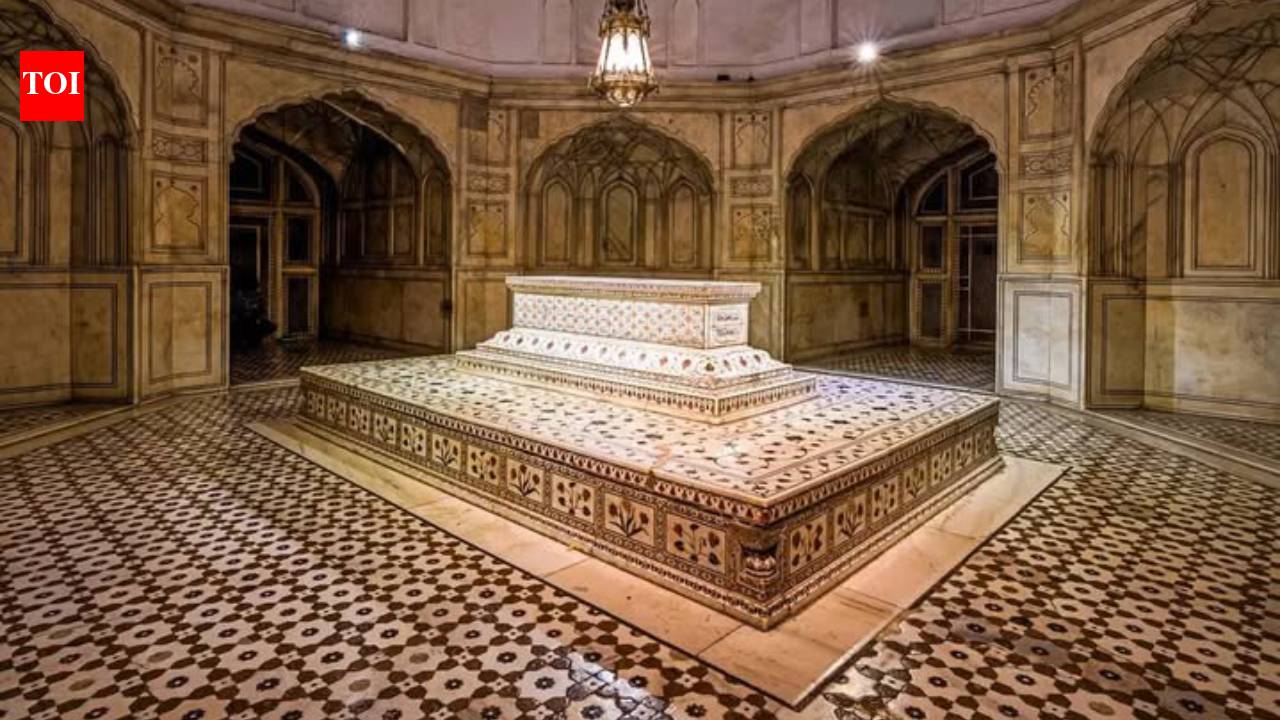 Why were Mughal emperor Jahangir's intestines buried in Rajouri while his body was laid to rest in Lahore? The story behind his two graves