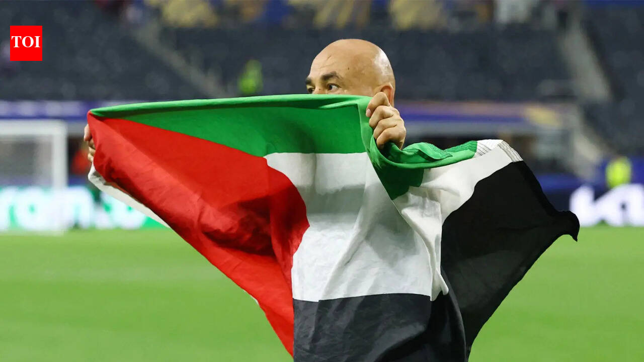Egypt head coach raises Palestinian flag after historic FIFA World Cup win, dedicates victory to Palestinians