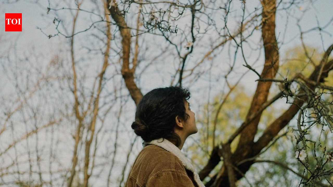 Psychology says people who spend a few minutes looking at trees or the sky aren’t wasting time: Research suggests brief contact with nature can restore tired attention