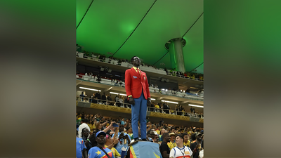 This man steals the show by standing still