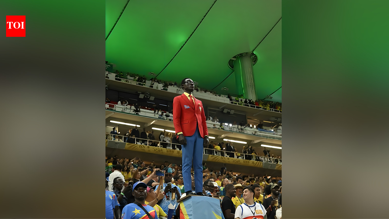 This man steals the show by standing still