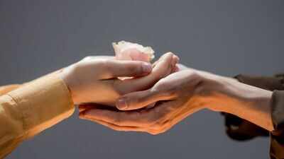 10 simple acts of kindness to cleanse your aura and brighten someone's life