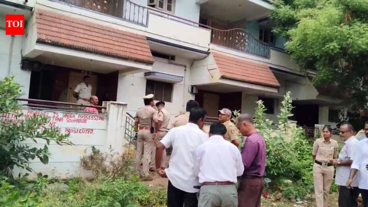 Prominent Gangavathi jeweller, wife and son found dead; debt angle under probe