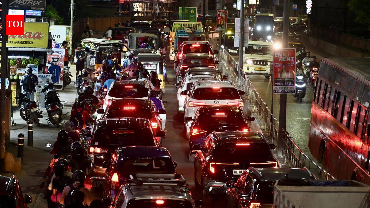 Chennai’s Nelson Manickam Road choked by unregulated U-turns, encroachments and Tasmac crowds