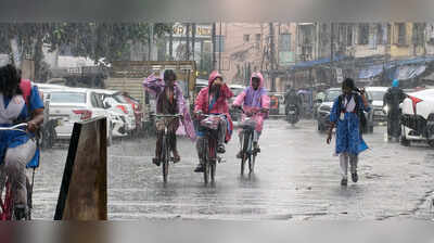 IMD sounds rain alerts across districts for Sunday
