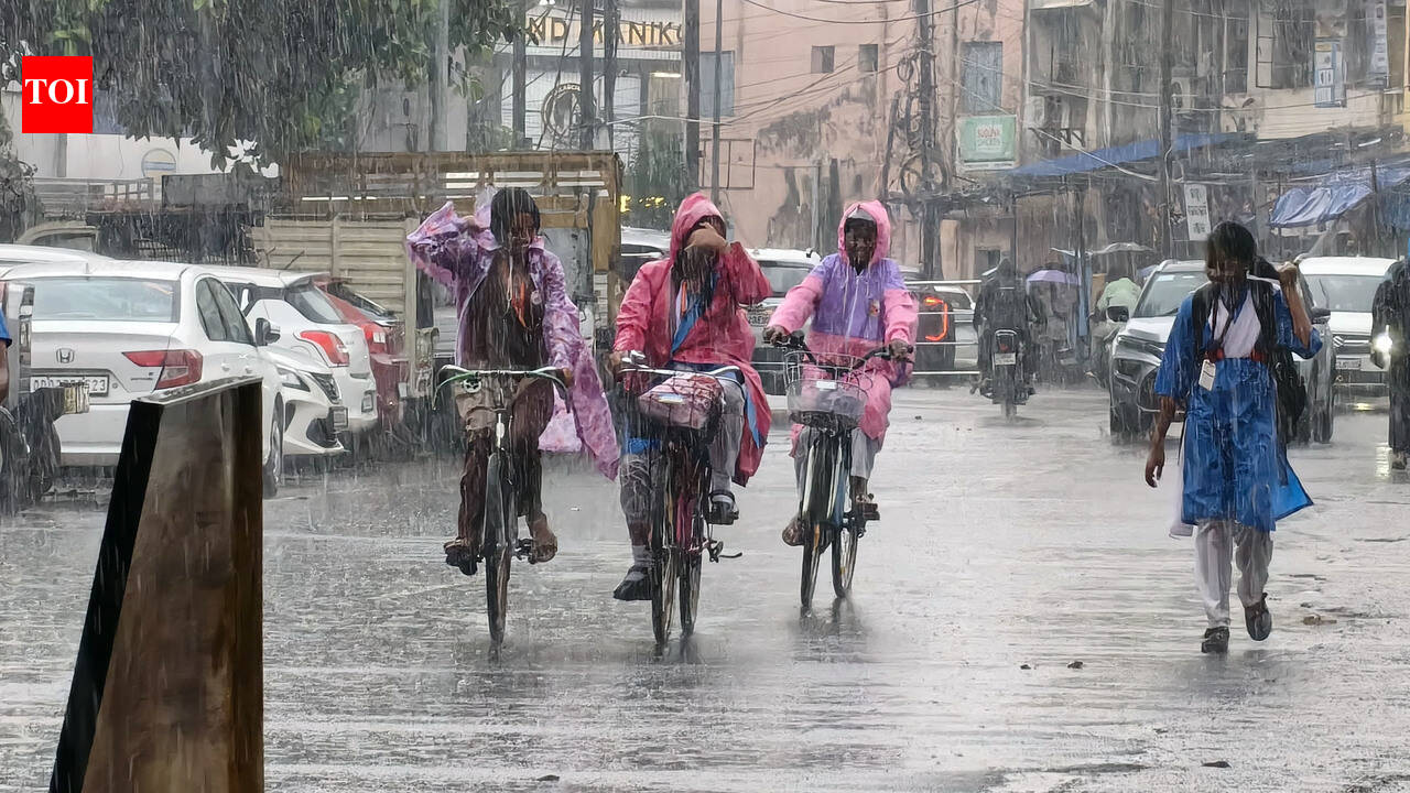 IMD sounds rain alerts across districts for Sunday
