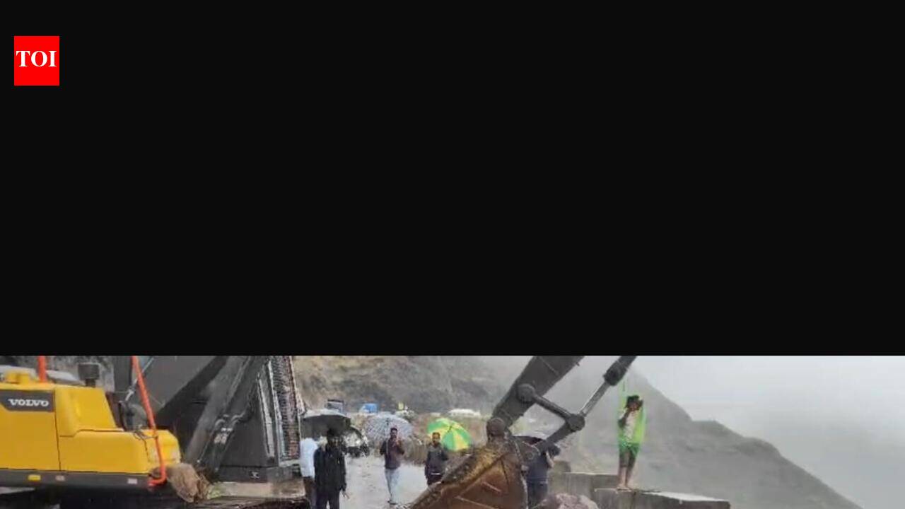 Traffic hit for six hours after boulder falls on Saptashrungi Gad road; PWD sounds caution for motorists