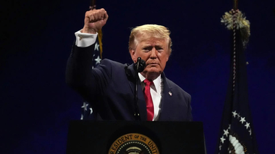 ON CAM: Trump FORCED To Stop Mid-Sentence After F-35 Jets ‘STORM’ Mount Rushmore Event | America 250