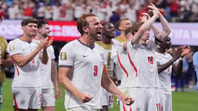 centre-court-crowd-at-wimbledon-keeps-one-eye-on-england39s-world-cup-match.jpg