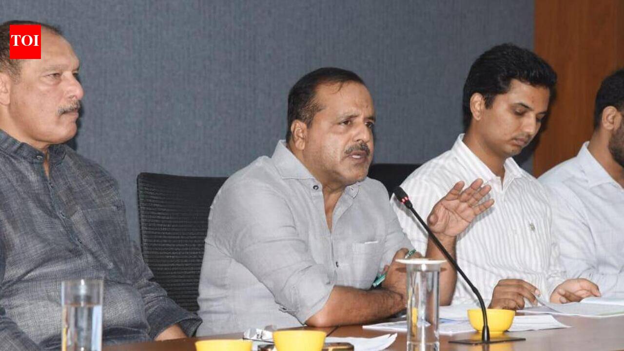 Khader pulls up NHAI over lack of service roads in DK