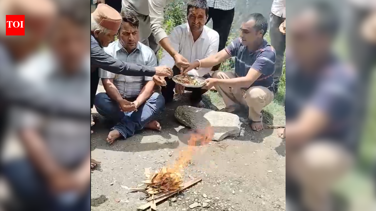 Villagers protest against dilapidated PMGSY road; perform ritualistic worship of potholes
