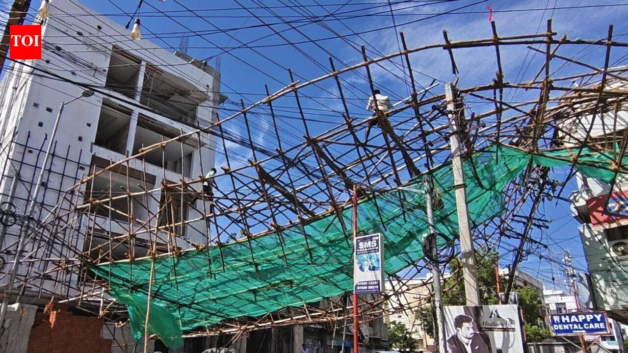 Wooden scaffolding falls on EB line, disrupt power, traffic in Trichy