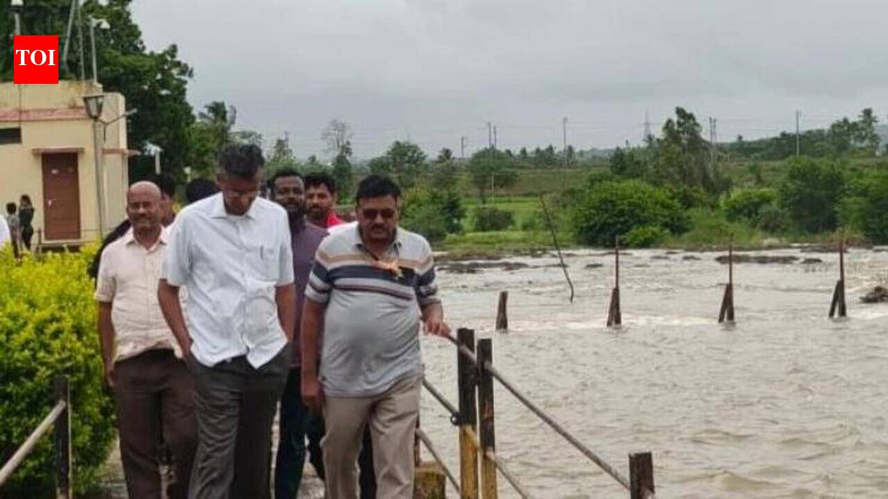 Jarkiholi inspects Dhupdal reservoir after inflow surge in Hiranyakeshi