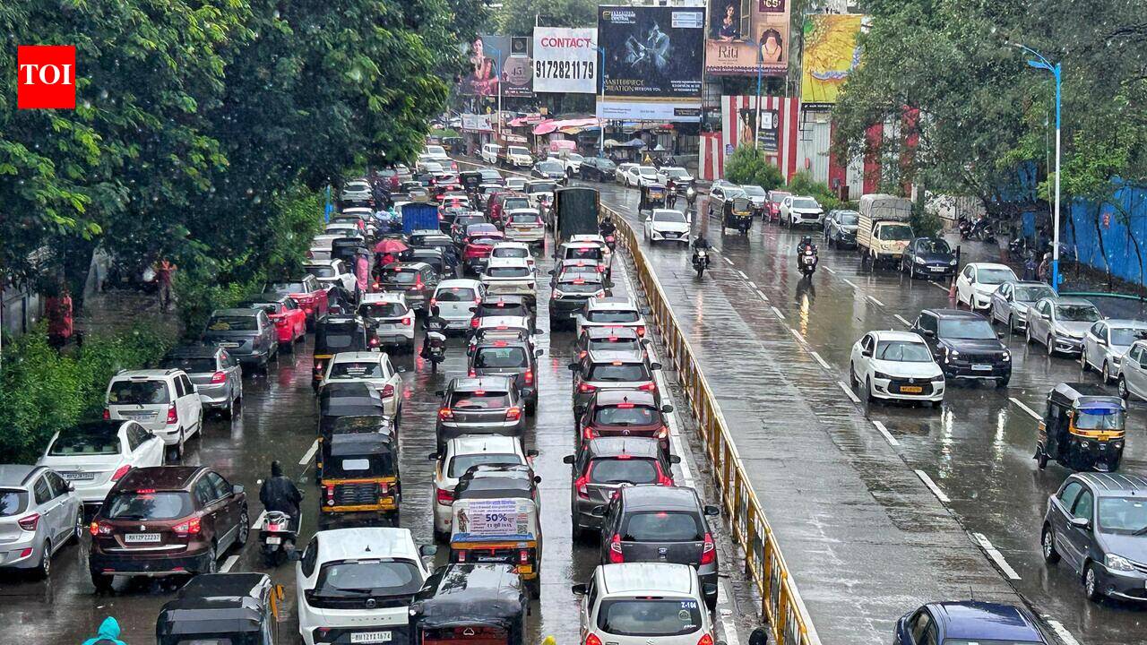 Steady showers in city, heavy rain in ghat sections