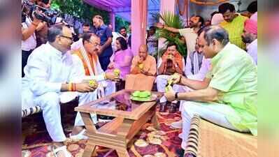 Camaraderie over mango party at Pathak’s house