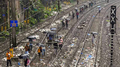 Landslide in Karjat-Lonavala Ghat disrupts Mumbai-Pune rail traffic; 16 trains cancelled, 9 diverted