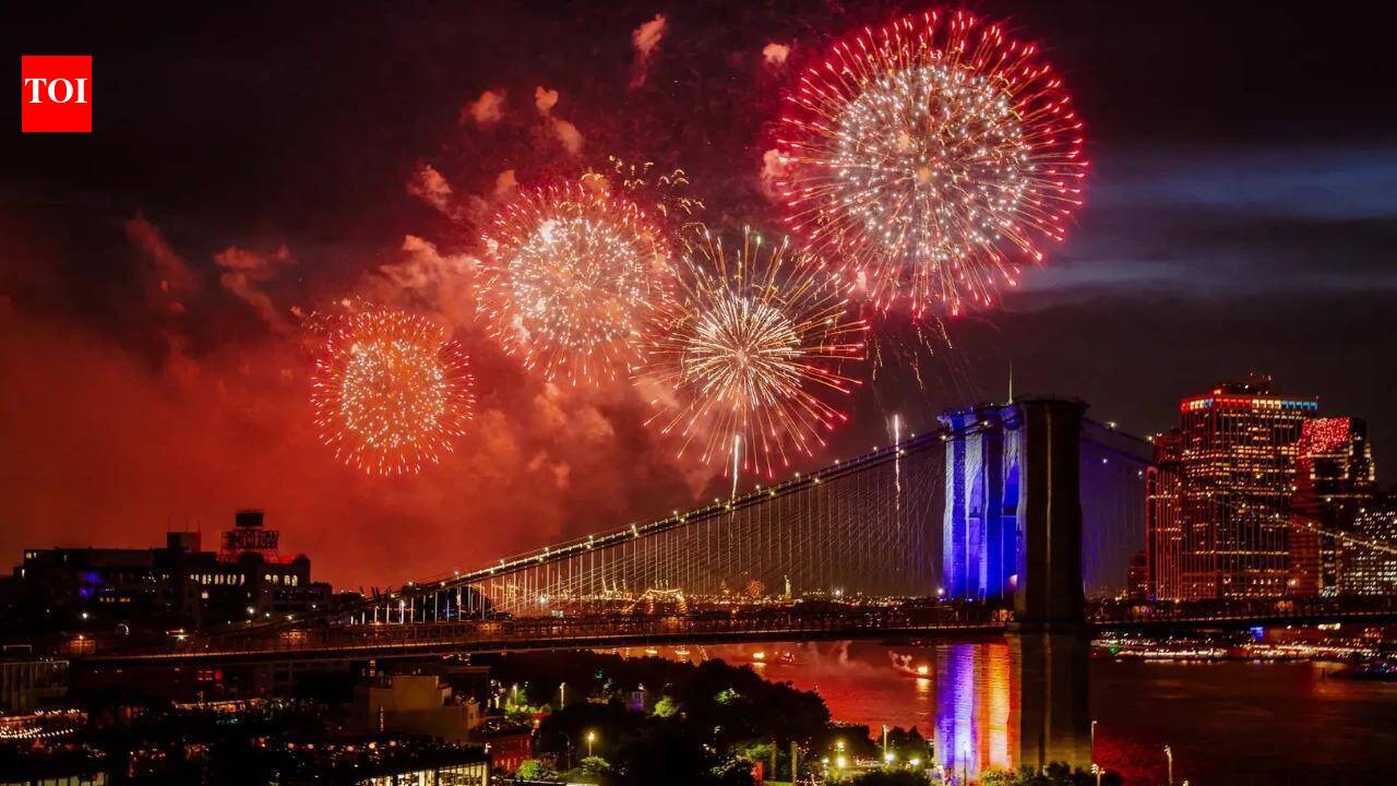 Was Delta flight struck by July 4 fireworks while landing in Chicago? Pilot says 'felt a big bang'