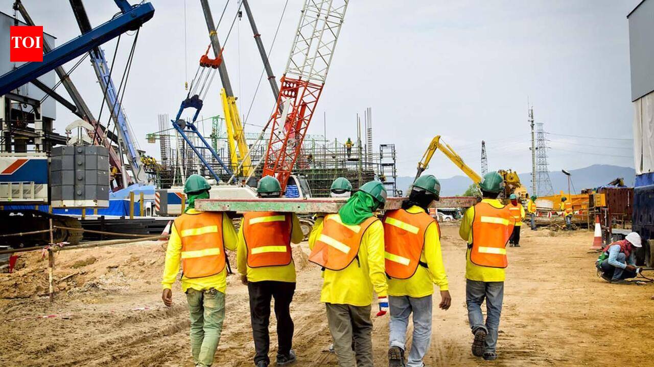 UAE announces midday break rules for outdoor workers; employers face fines of up to Dh50,000